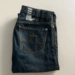 Säljer dessa underbara lågmidjade jeans från j.Lindeberg. Måttet tvärs över midjan är 34 cm och innerbenslängden är 77 cm 💙 Dom är inte sålda än! 