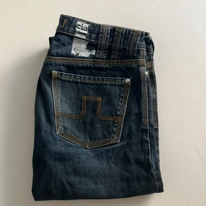 Lågmidjade jeans  - Säljer dessa underbara lågmidjade jeans från j.Lindeberg. Måttet tvärs över midjan är 34 cm och innerbenslängden är 77 cm 💙 Dom är inte sålda än! 