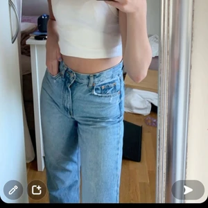 Dr.denim jeans - Säljer dessa dr.denim jeans de är mina absoluta favoriter som sitter helt perfekt förutom att dom är lite korta på mig som är 177cm. Skriv för fler bilder på💖 använda få gånger😁 köptes för 700kr!