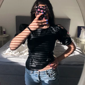 Svart skinntopp - Jättesöt skinntorra från ginatricot med fin volang nedtill och puffiga armar. Storlek S Säljer för 150kr! 