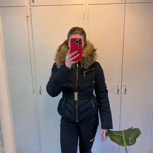 Vinterjacka  - Säljer min vinterjacka som inte har kommit till användning på ett tag💗 jackan är i ett fint skick och den är inte använd jätte mycket. 