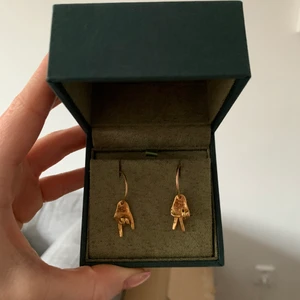 Maria Nilsdotter Örhängen  - Säljer dessa fantastiska örhängen från Maria Nilsdotter. Rock On & Peace Out, 🤟🏻 & ✌🏻!! Super balla, säljs inte längre! Färg: Guld. Mitt pris: 1550kr/st (frakt inräknat). 2900 för båda 🤟🏻✌🏻 