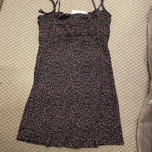 Klänning - Söt blommig klänning från Hm. Ny med lapp kvar i storlek s. Kort och drapperad upptill. 