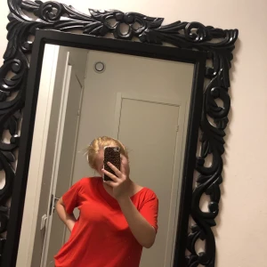 Röd t-shirt i strl M - Säljer denna för jag inte använder den och inte min stil. Sitter löst/ är väldigt luftig och skön! 