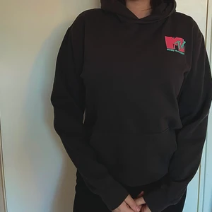 Hoddie från Hm - Svart hoddie från hm med tryck på, väldigt bra sick och knappt använd! Storlek S!