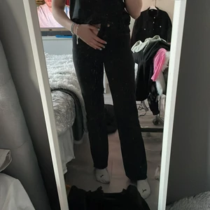 Raka svart/gråa raka jeans från Zara  - Bra längd för långa, jag är 1,80 och dom slutar vid mina anklar. Dock lite för trånga runt rumpan. 