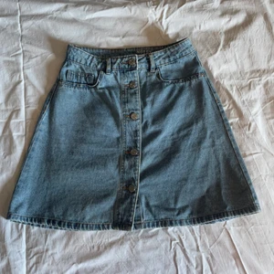 Ljusblå jeanskjol - Jättefin jeanskjol i mjukt, bekvämt material. Högmidjad, tightare upptill och ”flowy” nerför låten. Superskön! 