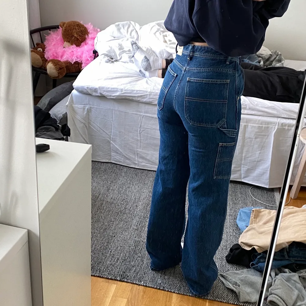 Säljer dessa slutsålda jeans från PULL&BEAR då dom tyvärr sitter lite tight på mig😊 Jag är 163 cm och jeansen är strl 34. Jeans & Byxor.