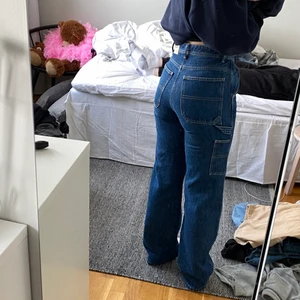 Jeans från PULL&BEAR  - Säljer dessa slutsålda jeans från PULL&BEAR då dom tyvärr sitter lite tight på mig😊 Jag är 163 cm och jeansen är strl 34