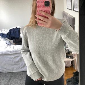 Tröja från weekday  - Säljer denna tröjan från weekday då den tyvärr blivit för liten för mig😊 Jag är 163 cm och tröjan är strl xs 