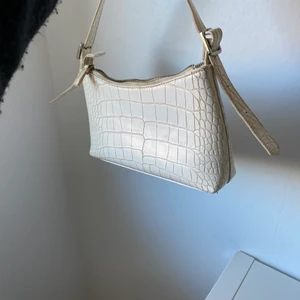 NA-KD - Säljer nu min favorit väska som tyvärr inte kommer till någon användning längre, använd och har några slitningar längst bandet där va priset , fler bilder och frågor kom privat❤️