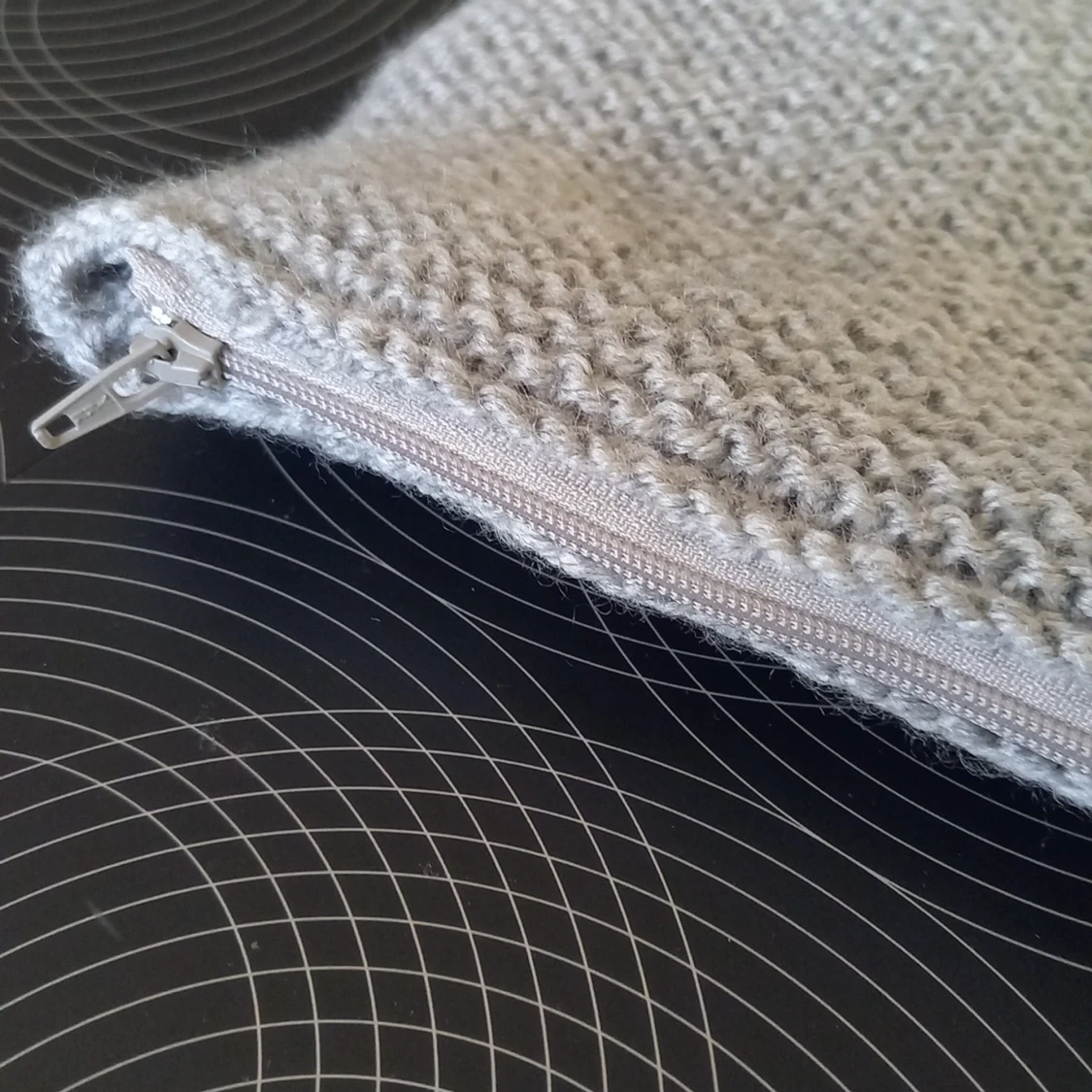 Ny stickat datorfodral i ljusgrått - 91