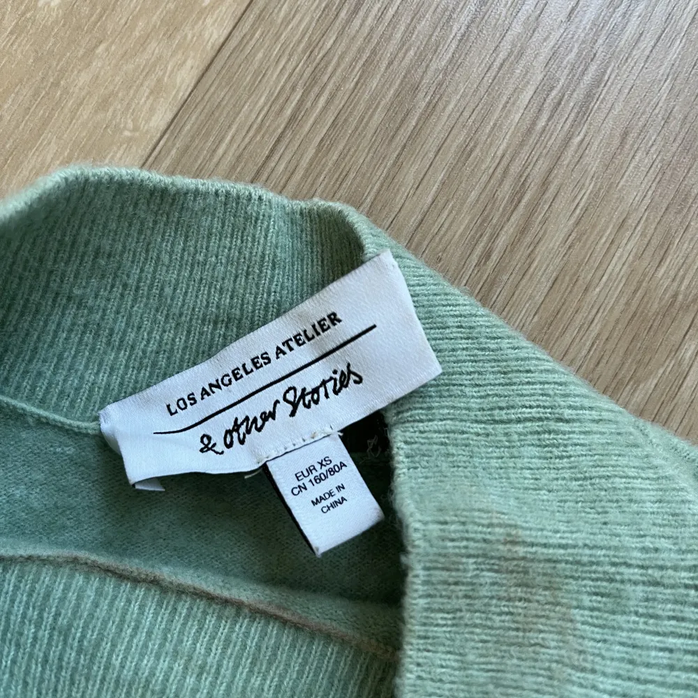 Jättefin grön finstickad tröja från & Other Stories i storlek XS!. Tröjor & Koftor.