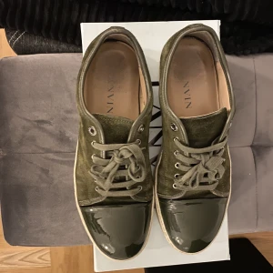 Lanvin skor - Riktigt fräscha skor från Lanvin i bra skick. Strl UK 10 motsvarande EU 44. Lite stora i storlek så funkar för 45or med! Skorna är militärgröna och har inga skador.  Hör av dig vid intresse! 