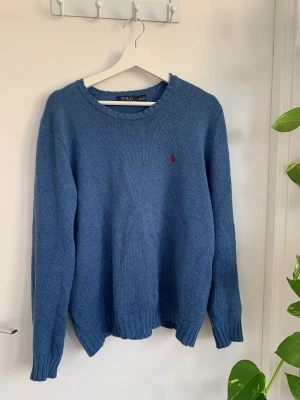 Stickad tröja - Långärmad stickad tröja från Ralph Lauren, herrmodell. Jättefin blå färg!