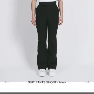 Kostymbyxor från LXA - Högmidjade kostymbyxor från LXA i storlek XS, den kortare modellen🤍 Använda vid ett tillfälle. Nypris 899✨ Finns i viggbyholm, men kan mötas upp även i innerstan, alternativt frakta mot kostnad😊