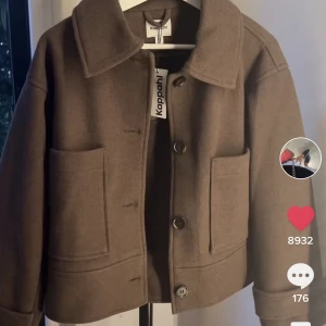 Kappahl kappa - Kappahl kappa i strl xs, säljer då jag behöver minska antalet jackor/kappor. Perfekt som vårjacka.  oanvänd  Nypris är 900kr