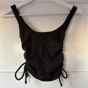 Linne från Bershka - Fin topp från bershka som endast är använd 1 gång så fint skick! Dragsko på sidorna så man kan välja själv hur kort eller långt man vill ha det! 