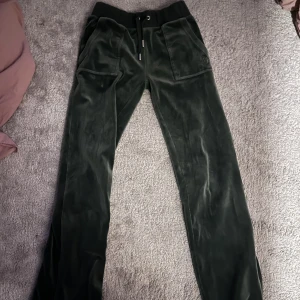 Juicy couture - Säljer mina mörkgröna juicy byxor. 💕 pris kan diskuteras💕köpta på plick. De är uppsprättade längst ner men syns inte, de är bara längre💕