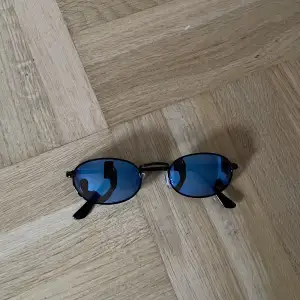 Solglasögon från Zara, i oval form med blått glas. Använda ett fåtal gånger, men har inga tecken på användning. 