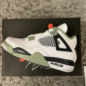 Jordan 4 Sea Foam  - Jordan 4 Sea Foam i storlek 38.5 Helt nya med kvitto  Skriv privat för mer frågor eller bilder