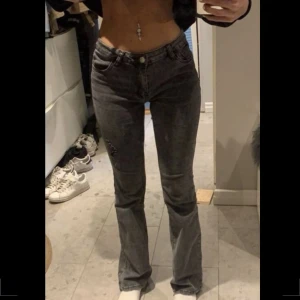 Lågmidjade jeans  - Säljer mina lågmidjade i storlek xs då de var lite för lång , de är ifrån shein och är jättefina ❤️ (lånade bilder)