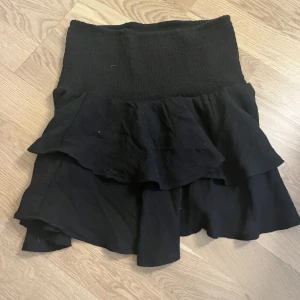 Jätte fin volang kjol - Jag säljer den kjol för att den inte kommer till andvändning. Köptes i somras och den har inga defekter eller fläckar.