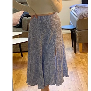 Midikjol - Blå midikjol med slit från hm, storlek 36. Säljer då den tyvärr blivit för liten för mig. Nypris 249kr