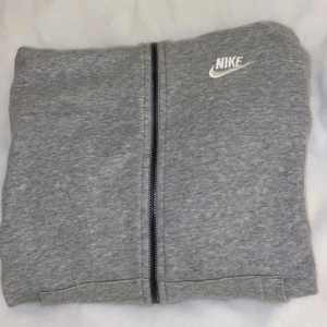 Nike kofta - Säljer en nike kofta i storlek S. Använd få gånger och är så gott som ny☺️