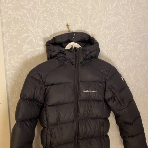 Peakjacka dam storlek XS - Peakjacka dam, Pris: 1000kr, Färg: svart, Storlek: XS, Endast en ägare! En annars fin & varm jacka