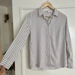 Uniqlo skjorta - Fett skön skjorta som aldrig blir skrynklig! Använd typ 2 ggr
