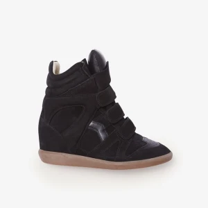 Isabel marant - Säljer mina isabel marant då dom inte får den användningen dom förtjänar. Väldigt fint skick! Har kvitto, dustbag och box!   Skriv så skickar jag bilder  Säljer endast för bra pris då ja behöver pengar men håller skorna kärt ❤️🥲  Bud ej bindande. 