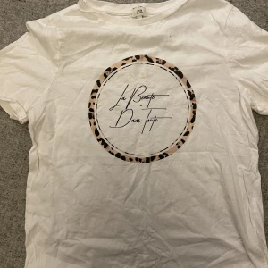T-shirt med leopardtryck - Knappt använd, fint skick. Normal passform  