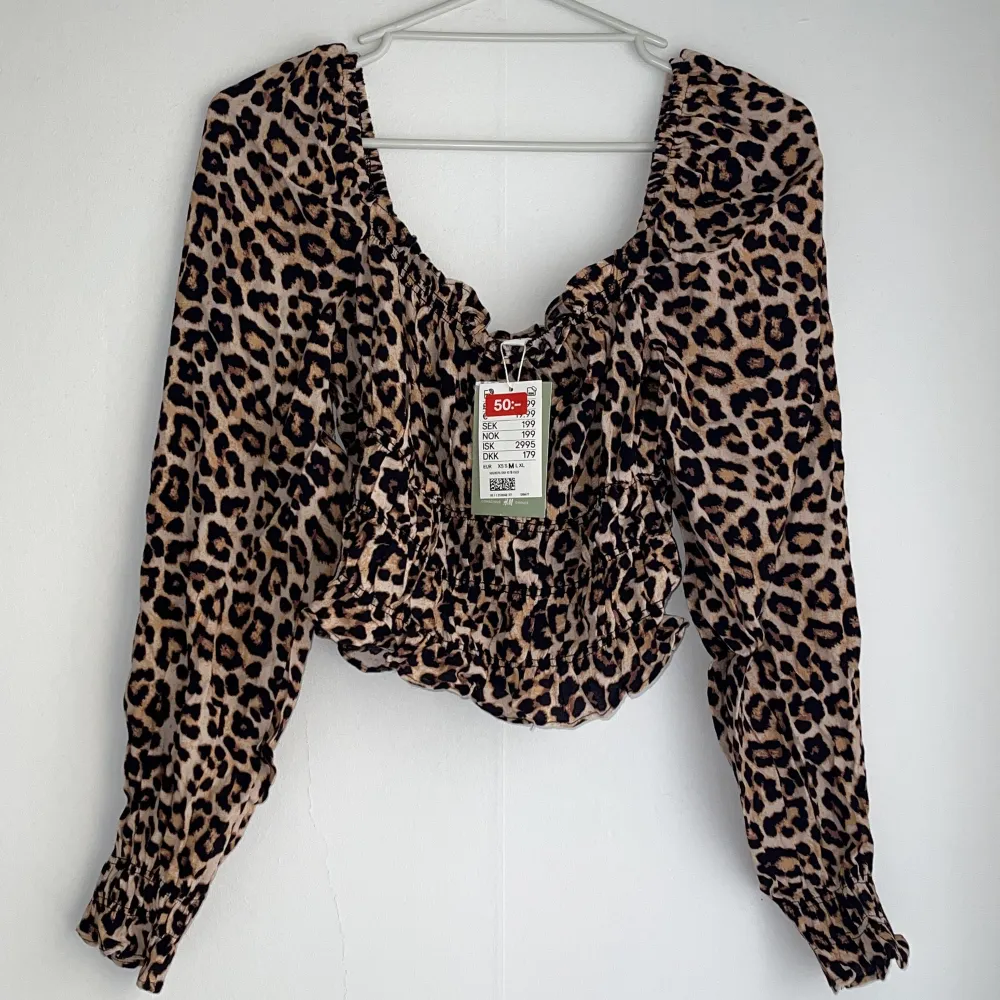 Säljer min leopardmönstrad blus i jättebra skick, utan några hål eller fläckar. Blusen är knappast använd. Precis som ni kan se på bilden så finns prislapp på och det tillkommer även kvitto. 🫶🏼. Blusar.