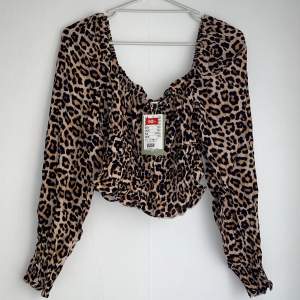 Säljer min leopardmönstrad blus i jättebra skick, utan några hål eller fläckar. Blusen är knappast använd. Precis som ni kan se på bilden så finns prislapp på och det tillkommer även kvitto. 🫶🏼