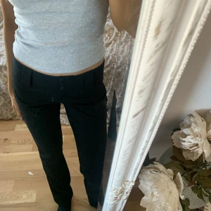 Lågmidjade kostymbyxor - Sjuktsnygga lågmidjade kostymbyxor i stl 26. Raka i benen. Pris 100kr+ frakt 