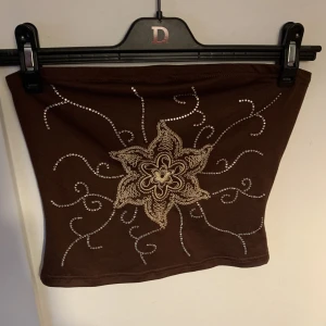 bandeau topp med broderi - så vacker men kommer inte till användning 💓🙌