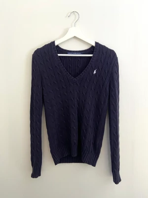 Ralph Lauren marinblå stickad tröja!!🪩 - Knappt använd Ralph Lauren marinblå stickad tröja!💿Storlek S. Köparen står för frakten!!❤️