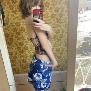 HAWAII KJOL - Supernice y2k minikjol från humana. Säljer då den tyvärr inte kommer till någon användning. Använd 1 gång, fint skick🎀(strl M men sitter som en S)