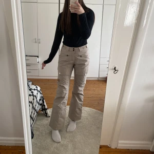 Alpinbyxor  - Jätte fina beige alpinbyxor från Everest. Köpte på stadium och är storlek 36. Säljer eftersom de blivit för små för mig, inga defekter. Köparen står för frakten💗