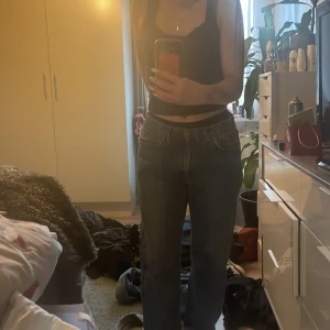 Blåa jeans  - Säljer ett mina Blåa jeans från mc. Gordon för jag aldrig använder dom, dom är mid Waits o raka i benen, köparen står för frakten 