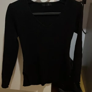 Tröja och byxa  - Två fina plagg som e i bra skick dom passar jätte fint med varandra men tyvärr så har jag växt ifrån dom . Jag säljer båda för 100 kr tillsammans 