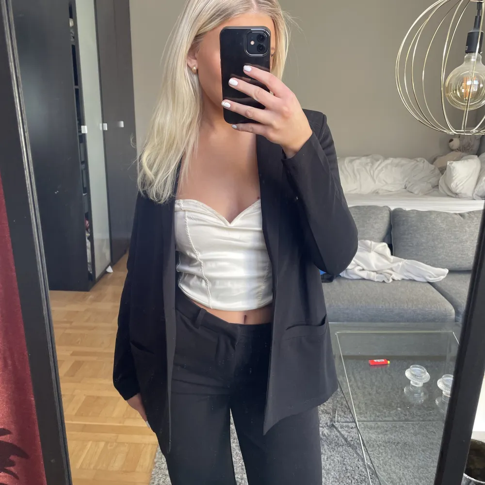 Svart blazer som ny från nelly, säljer då jag har flertalet snarlika. Köptes för 390kr från nelly i höstas och använd max 1/2 gånger så inga slitage eller defekter. Skriv vid frågor eller intresse ❤️. Jackor.