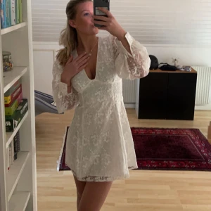 Studentklänning NA-KD str 36 - Säljer min 2a studentklänning/mottagningsklänning, endast använd på studenten och är i nyskick.