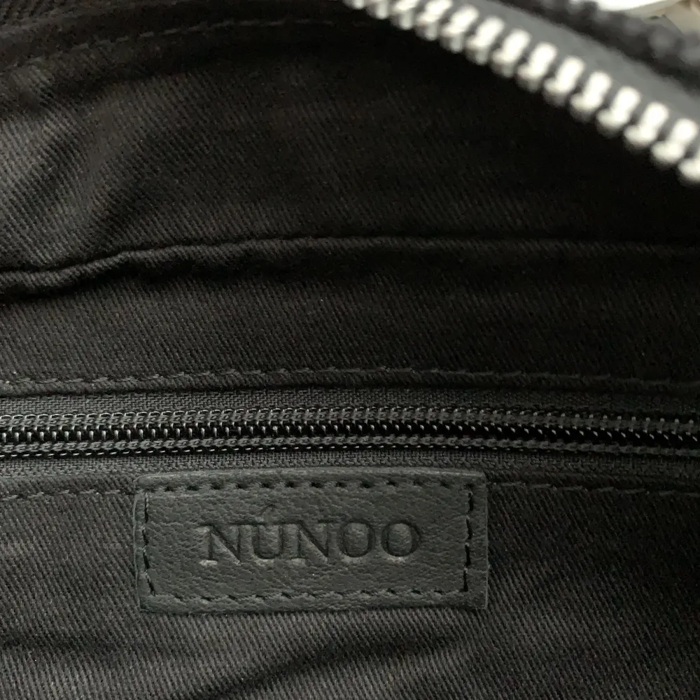 Intressekoll på min helt nya Núnoo väska. Nypris: 1100kr. Den är i svart manchester med ett kort band och ett långt avtagbart band. Den är helt ny med prislapp och allt på. Skriv för bilder eller för att föreslå pris💗(Köparen står för frakt) . Väskor.