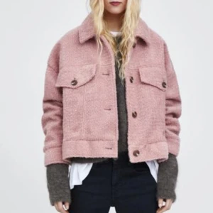 Teddyjacka från Zara - Rosa teddyjacka från Zara. Storlek Xs, men skulle mer säga en S.  Finns tecken på användning