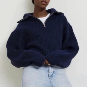 Stickad Half zip hoddie - Säljer denna populära stickade half zip hoddien. Den är mörkblå och ifrån Gina tricot. Säljer den då jag inte använder den längre, men fint skick och väldigt bekväm.  Storlek: M, passar mig som vanligtvis har S/M.  Nypris : 399, säljer för 250. 