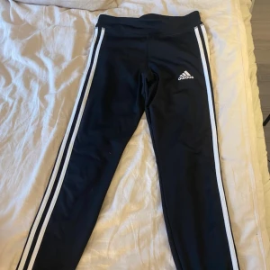 Tights - Snygga träningsbyxor från Adidas i stolek 13-14y. Pris kan diskuteras.
