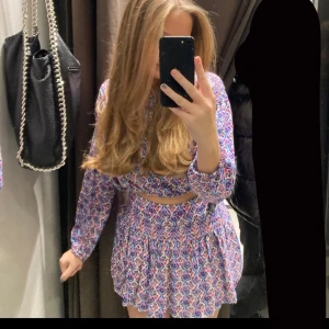 Zara kjol - Säljer denna kjolen från zara i storlek 152(xxs). Aldrig användt och lappen sitter kvar. Buda privat💓