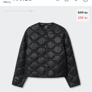 Jacka mango - !SÖKER! Denna jacka ifrån mango i storlek S i färgen SVART. Skriv till mig om ni säljer❤️